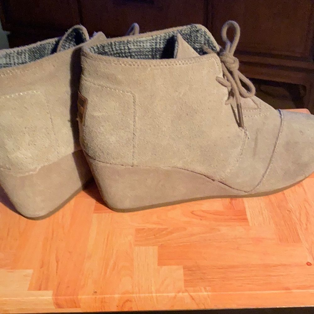 Toms women’s tan suede booties